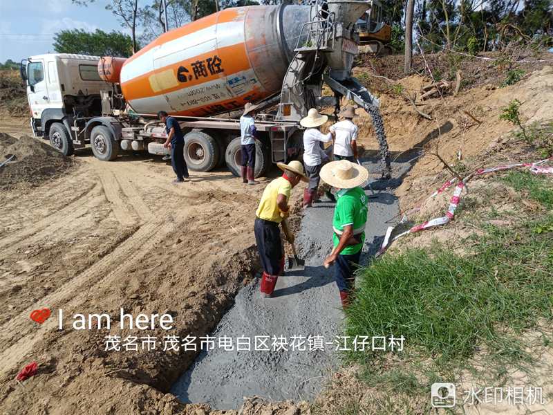 田間道路澆筑混凝土.jpg